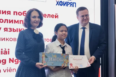 Ban tổ chức trao giải phụ cho thí sinh tham gia Cuộc thi. 