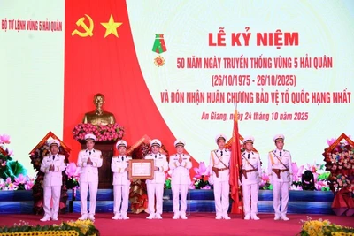 Thừa ủy quyền của Chủ tịch nước, Chuẩn Đô đốc Lê Bá Quân trao Huân chương Bảo vệ Tổ quốc hạng Nhất tặng Vùng 5 Hải quân.