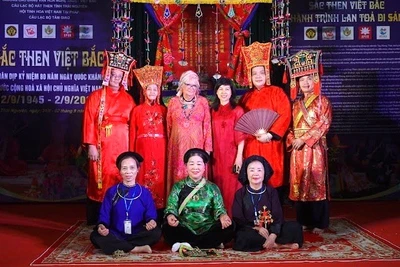 Một hoạt động văn hóa, trình diễn di sản Then của người Tày, Nùng, Thái tại Pháp. (Ảnh do Tiến sĩ Hoàng Hà cung cấp)