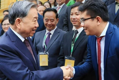 Tổng Bí thư, Chủ tịch nước Tô Lâm gặp gỡ đại diện đại biểu kiều bào tham Hội nghị người Việt Nam ở nước ngoài toàn thế giới lần thứ 4 tháng 8/2024 tại Hà Nội. (Ảnh: Ủy ban Nhà nước về người Việt Nam ở nước ngoài)