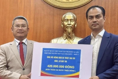 Ông Nguyễn Quang Anh, Phó Chủ tịch Liên hiệp hội người Việt tại Cộng hòa Liên bang Đức chuyển 420 triệu đồng cho Ủy ban Trung ương Mặt trận Tổ quốc Việt Nam hỗ trợ bà con vùng lũ.