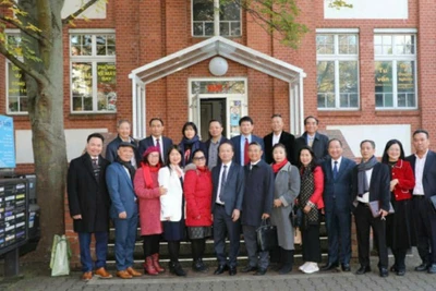 Đoàn công tác chụp ảnh kỷ niệm tại Trung tâm thương mại Đồng Xuân Berlin. (Ảnh: Đại sứ quán Việt Nam tại Cộng hòa Liên bang Đức)