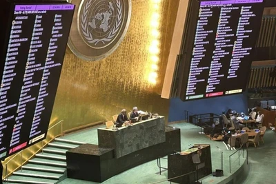 Chiều 24/12/2024 (giờ New York), Đại hội đồng Liên hợp quốc đã thông qua bằng đồng thuận Công ước Liên hợp quốc về chống tội phạm mạng. Theo quy định tại Điều 64 của Công ước, văn kiện này sẽ được mở ký tại Thủ đô Hà Nội trong năm 2025. Theo đó, Công ước có tên gọi là “Công ước Hà Nội”. (Ảnh: TTXVN)