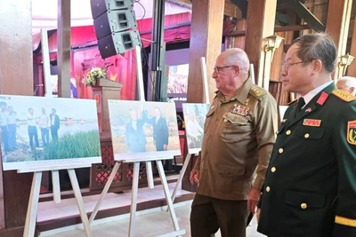 Các đại biểu tham quan triển lãm ảnh về 65 năm quan hệ Việt Nam-Cuba. (Ảnh: Đại sứ quán Việt Nam tại Cuba) 