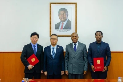 Bộ trưởng Nông Lâm Angola Isaac Maria dos Anjos và Đại sứ Dương Chính Chức chứng kiến Lễ ký Biên bản về việc triển khai Dự án hỗ trợ kỹ thuật phát triển nông lâm nghiệp bền vững cho Angola. (Ảnh: Đại sứ quán Việt Nam tại Angola)