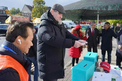 Nhiều cá nhân tham gia quyên góp ủng hộ đồng bào bị ảnh hưởng bởi bão số 10. (Ảnh: Đại sứ quán Việt Nam tại Đức)