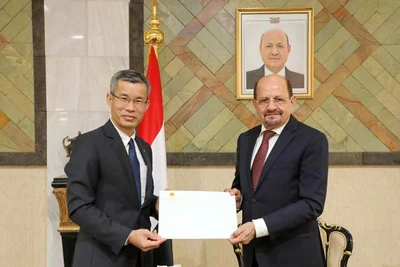 Đại sứ Hoàng Hữu Anh trình bản sao Thư ủy nhiệm của Chủ tịch nước Lương Cường lên Bộ trưởng Ngoại giao Cộng hòa Yemen Shaya Mohsin Zindani. (Ảnh: Đại sứ quán Việt Nam tại Saudi Arabia) 