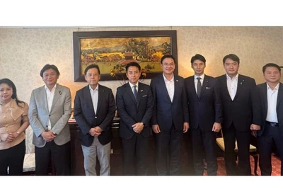 Đại sứ Phạm Quang Hiệu (thứ 4 phải sang) chụp ảnh với Bộ trưởng Nông Lâm Ngư nghiệp Nhật Bản Koizumi Shinjiro và các Nghị sĩ của Đảng Tự do Dân chủ Nhật Bản. (Ảnh: Đại sứ quán Việt Nam tại Nhật Bản)