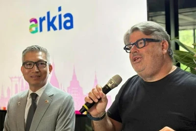 Đại sứ Lý Đức Trung (bên trái) tham dự Lễ công bố đường bay giữa Tel Aviv và Hà Nội của hãng hàng không Arkia Israeli Airlines. (Ảnh: Đại sứ quán Việt Nam tại Israel)