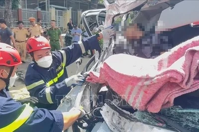 Lực lượng cứu nạn đưa thi thể nạn nhân ra ngoài. (Ảnh: TTXVN)