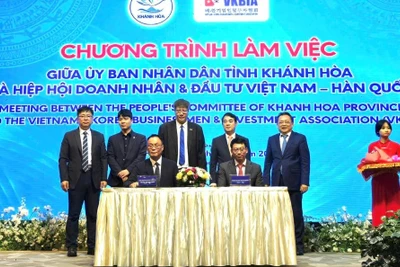 Ký kết Biên bản hợp tác chiến lược toàn diện giữa Hiệp hội Doanh nhân và Đầu tư Việt Nam-Hàn Quốc và Trường đại học Thái Bình Dương, Khánh Hòa. (Ảnh: Nguồn VKBIA) 