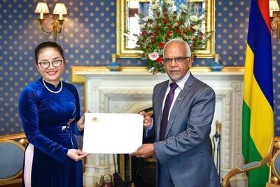 Đại sứ Trần Thị Thu Thìn đã trình Thư ủy nhiệm lên Tổng thống Cộng hòa Mauritius Dharambeer Gokhool. (Ảnh: Đại sứ quán Việt Nam tại Mozambique)