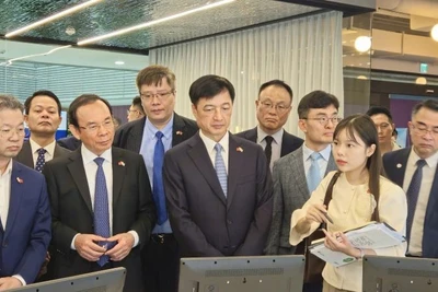 Đoàn công tác tham quan Khu không gian Công nghệ cao AI và Robot tại Thung lũng Công nghệ cao Pangyo. (Ảnh: Hiệp hội Doanh nhân và Đầu tư Việt Nam-Hàn Quốc)