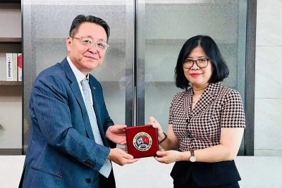 Tổng lãnh sự Việt Nam tại Busan Đoàn Phương Lan và ông Chang Ho Ick, Chủ tịch Hội Những người yêu Việt Nam tại Hàn Quốc. (Ảnh: Tổng lãnh sự quán Việt Nam tại Busan, Hàn Quốc)