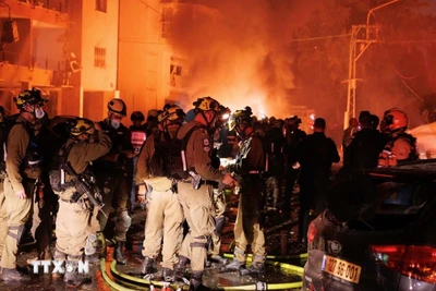 Lực lượng an ninh Israel làm nhiệm vụ tại hiện trường một vụ tấn công bằng tên lửa của Iran ở Haifa, miền bắc Israel, ngày 15/6/2025. (Ảnh: THX/TTXVN)