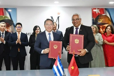 Bộ trưởng Tư pháp Nguyễn Hải Ninh và Bộ trưởng Tư pháp Cuba Silveira ký kết Thỏa thuận hợp tác thực hiện "Dự án hỗ trợ kỹ thuật tăng cường năng lực xây dựng và thực thi pháp luật cho Cuba" - dự án hỗ trợ kỹ thuật đầu tiên của Việt Nam dành cho Cuba trong lĩnh vực thể chế. (Ảnh: Đại sứ quán Việt Nam tại Cuba)