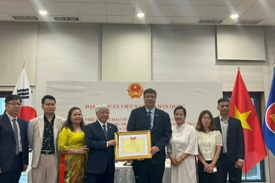 Chủ tịch Ủy ban Trung ương Mặt trận Tổ quốc Việt Nam Đỗ Văn Chiến trao Bằng khen tặng tập thể Hiệp hội Doanh nhân và Đầu tư Việt Nam-Hàn Quốc. (Ảnh: VKBIA)