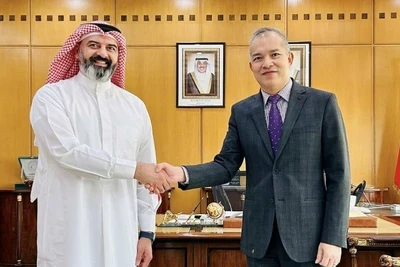 Đại sứ Nguyễn Đức Thắng và ông Salem Alhai – Tổng Vụ trưởng Cơ quan Công quyền về Nông nghiệp và Thủy sản Kuwait (PAAF). (Ảnh: Đại sứ quán Việt Nam tại Kuwait)