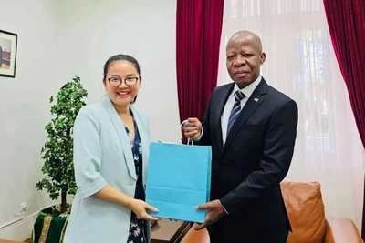 Đại sứ Trần Thị Thu Thìn và Chánh án Tòa án tối cao Mozambique Adelino Manuel Muchanga. (Ảnh: Đại sứ quán Việt Nam tại Mozambique)