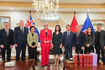 Toàn quyền Australia Sam Mostyn (áo đỏ) chụp ảnh cùng Đại sứ Phạm Hùng Tâm và Tổng lãnh sự Việt Nam tại thành phố Sydney và thành phố Perth. (Ảnh: Đại sứ Việt Nam tại Australia)