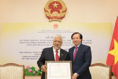 Thứ trưởng Văn hóa, Thể thao và Du lịch Tạ Quang Đông trao Kỷ niệm chương "Vì sự nghiệp Văn hóa, Thể thao và Du lịch" tặng Đại sứ Venezuela Jorge Rondon Uzcategui nhân dịp kết thúc nhiệm kỳ công tác tại Việt Nam. (Ảnh: Bộ Văn hóa, Thể thao và Du lịch)