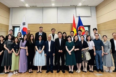 Đoàn chụp ảnh lưu niệm với Đại sứ, Tổng lãnh sự và các hội đoàn người Việt tại Hàn Quốc. (Ảnh: Ủy ban Nhà nước về người Việt Nam tại nước ngoài)