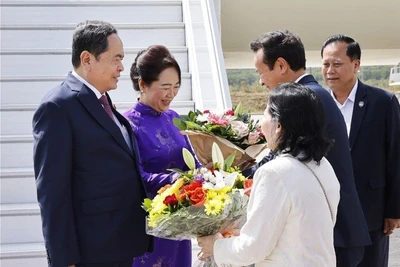 Chủ tịch Quốc hội Trần Thanh Mẫn và Phu nhân đến sân bay quốc tế Geneva, Thụy Sĩ. (Ảnh: Doãn Tấn/TTXVN)