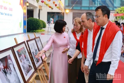 Hiệu trưởng Trường tiểu học Việt Nam-Cuba Trần Thị Tố Trinh giới thiệu với Đại sứ Cuba tại Việt Nam Rogelio Polanco Fuentes và các đại biểu về các tác phẩm tranh ảnh trưng bày tại Triển lãm.