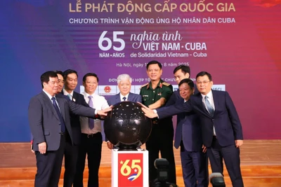 Chủ tịch Ủy ban Trung ương Mặt trận Tổ quốc Việt Nam Đỗ Văn Chiến cùng các đại biểu bấm nút phát động chương trình vận động ủng hộ nhân dân Cuba với chủ đề "65 năm nghĩa tình Việt Nam-Cuba". (Ảnh: Báo Đại đoàn kết)