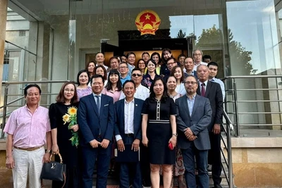 Thứ trưởng Lê Thị Thu Hằng gặp gỡ các tổ chức người Việt tại Ba Lan. (Ảnh: Ủy ban Nhà nước về người Việt Nam ở nước ngoài)