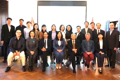 Thứ trưởng Ngoại giao Lê Thị Thu Hằng chụp ảnh kỷ niệm với các đại biểu kiều bào Việt Nam tại Đan Mạch (Ảnh: Ủy ban Nhà nước về người Việt Nam ở nước ngoài)