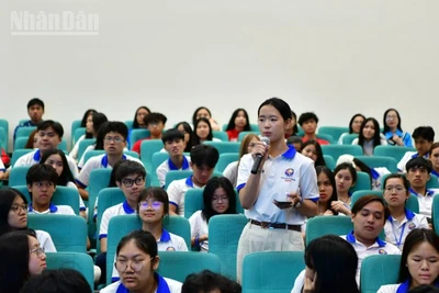 Các bạn trẻ kiều bào trao đổi tại chương trình giao lưu, gặp gỡ với cán bộ chiến sĩ "mũ nồi xanh" Việt Nam. 
