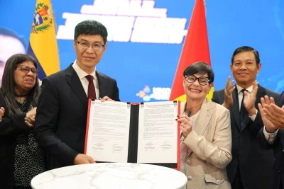 Giáo sư, Tiến sĩ Từ Minh Phương, Chủ tịch Hội đồng Học viện Công nghệ Bưu chính Viễn thông và bà Gabriela Jiménez Ramírez, Phó Tổng thống kiêm Bộ trưởng Khoa học và Công nghệ, Hiệu trưởng Đại học Khoa học quốc gia Venezuela ký Bản ghi nhớ hợp tác. (Ảnh: Đại sứ quán Việt Nam tại Venezuela)