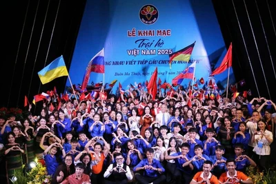 110 đại biểu kiều bào nhận hoa chúc mừng và chụp ảnh chung cùng các lãnh đạo. (Ảnh: Ủy ban Nhà nước về người Việt Nam ở nước ngoài)