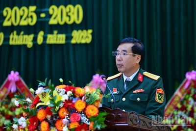 Đại tá Phạm Văn Đông, Chủ nhiệm Chính trị Quân khu 4 phát biểu chỉ đạo Đại hội.