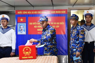 Các cử tri trên tàu chốt trực bỏ phiếu bầu cử. (Ảnh do Vùng 5 Hải quân cung cấp)