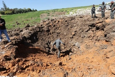 Hiện trường một vụ tấn công tên lửa tại Beit Shemesh, Israel. (Ảnh: THX/TTXVN)