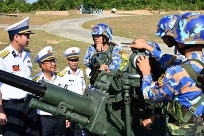 Đồng chí Tham mưu trưởng Vùng 5 Hải quân kiểm tra nhận thức của bộ đội về nhiệm vụ trực Tết. (Ảnh do Vùng 5 Hải quân cung cấp)