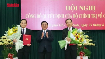 [Video] Công bố quyết định của Bộ Chính trị về công tác cán bộ