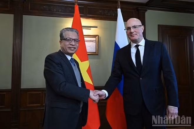 Đại sứ Việt Nam tại Liên bang Nga Đặng Minh Khôi gặp, làm việc với Phó Thủ tướng Liên bang Nga Dmitry Chernyshenko.