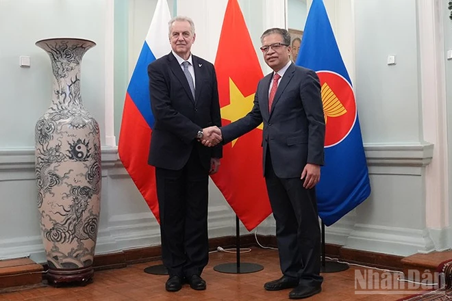 Đại sứ Việt Nam tại Liên bang Nga Đặng Minh Khôi tiếp ông Evgeny Grigoriev, Chủ tịch Ủy ban Đối ngoại Saint Petersburg. (Ảnh: XUÂN HƯNG)