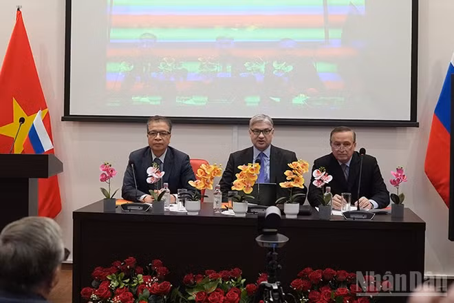 Đại sứ Việt Nam tại Liên bang Nga Đặng Minh Khôi (ngoài cùng bên trái) dự và phát biểu tại phiên toàn thể. (Ảnh: XUÂN HƯNG)