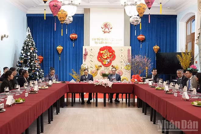 Đoàn cán bộ Đại sứ quán Lào tại Nga do Đại sứ Shiphandone Oybuabuddy dẫn đầu đã tới thăm và chúc Tết cán bộ, nhân viên Đại sứ quán Việt Nam tại Nga. (Ảnh: XUÂN HƯNG)
