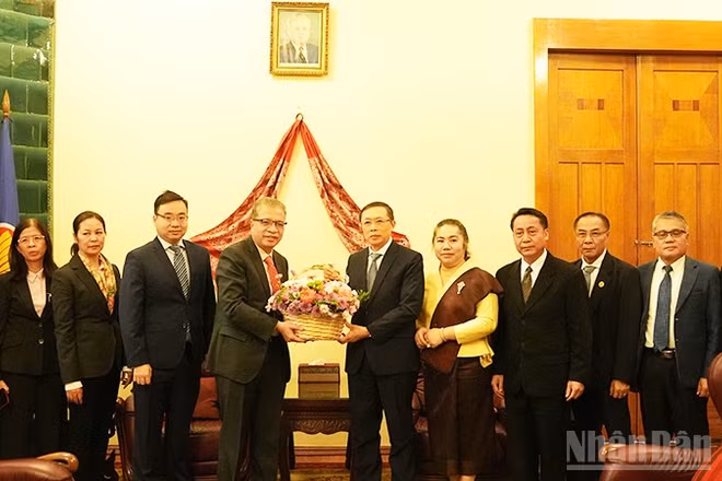 Đại sứ Đặng Minh Khôi tặng hoa chúc mừng Đại sứ Siphandone Oybuabuddy cùng cán bộ, nhân viên Đại sứ quán Lào tại Liên bang Nga.