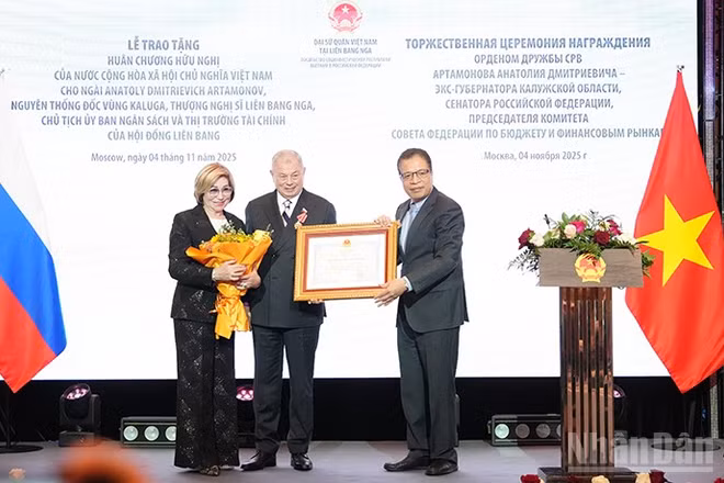 Thay mặt Chủ tịch nước Cộng hòa xã hội chủ nghĩa Việt Nam, Đại sứ Đặng Minh Khôi trao Huân chương Hữu nghị tặng ông Anatoli Artamonov. (Ảnh: XUÂN HƯNG)