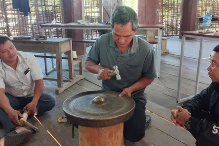 Các nghệ nhân học thực hành chỉnh âm cồng chiêng theo phương pháp của nhà nghiên cứu Bùi Trọng Hiền.