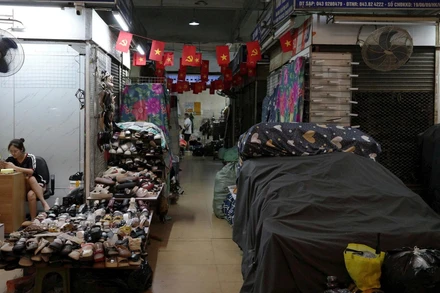 Ở nhiều khu chợ, tuyến phố của Hà Nội, không khí kinh doanh khá trầm lắng, nhiều cửa hàng tạm đóng... Ảnh: Lê Minh