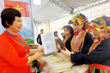 Chỉ cần có điện thoại di động, mọi giao dịch mua bán, thanh toán, quản lý tài chính cá nhân… của người dân đều có thể thực hiện một cách nhanh chóng. Nguồn: BBG