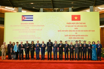 Chủ tịch Quốc hội Việt Nam Trần Thanh Mẫn và Chủ tịch Quốc hội Cuba Esteban Lazo Hernandez với đại biểu hai nước dự phiên họp. (Ảnh DUY LINH)