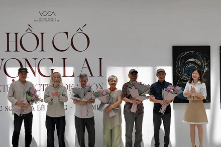 Các tác giả và đại diện tác giả cùng một số cố vấn triển lãm nhận hoa chúc mừng từ đại diện nhà tổ chức.